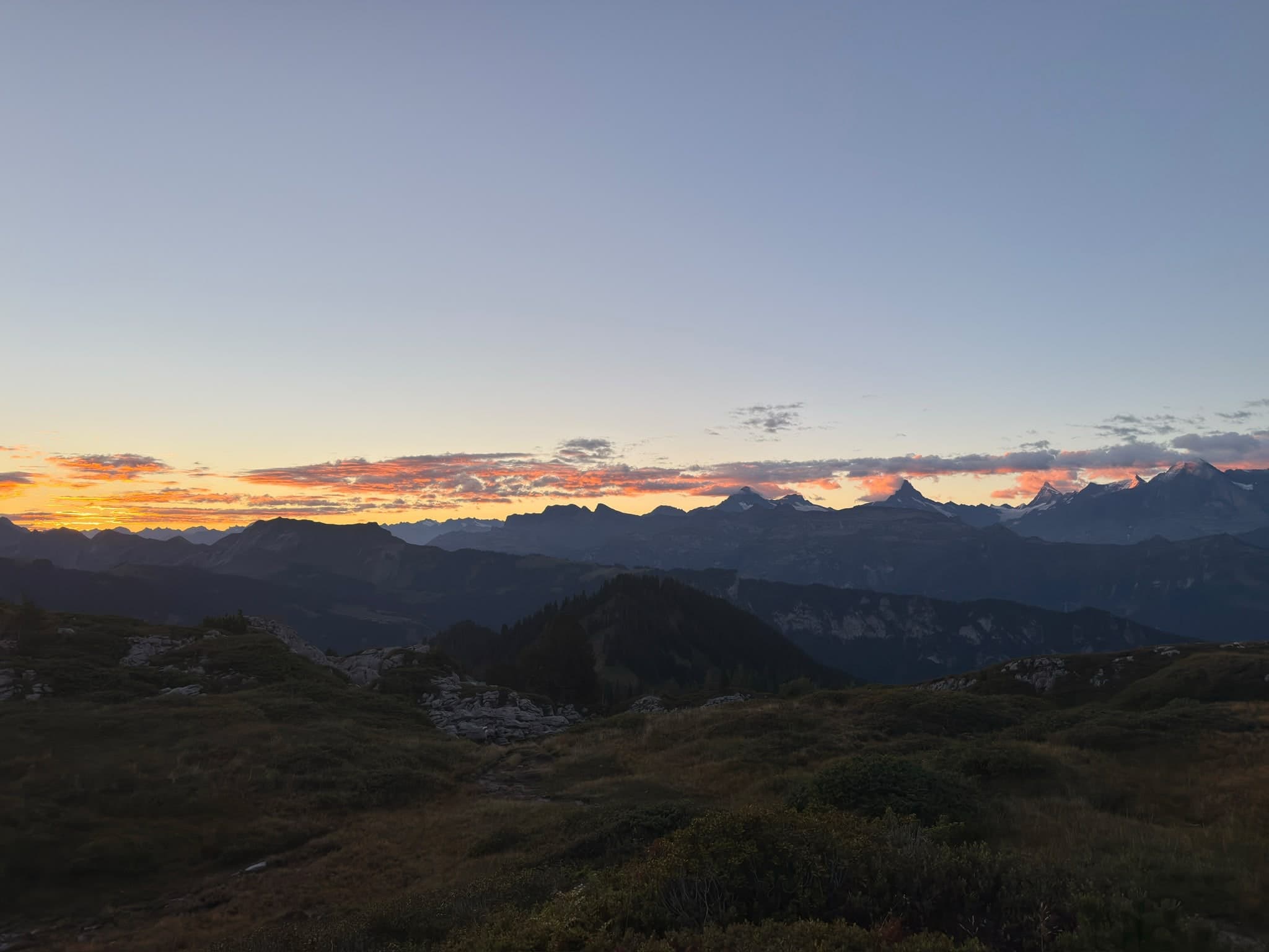 Rot leuchtender Horizont über einer Bergkette am Abend