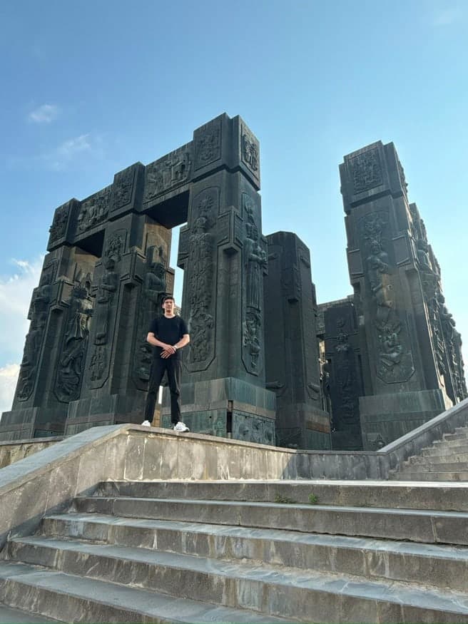 Monumentale, reliefverzierte Steinsäulen der Chronik von Georgien
